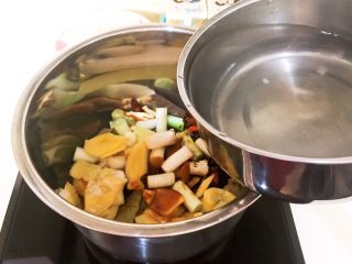 11、红烧肘子,加入开水