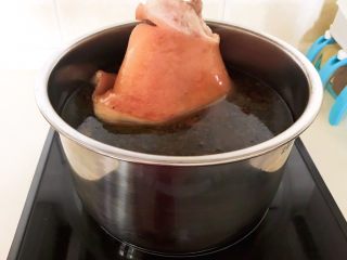 13、红烧肘子,把肘子放入锅里