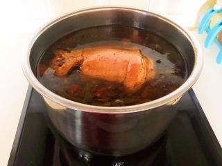 16、红烧肘子,用筷子可以顺利穿透肘子，肘子就熟了