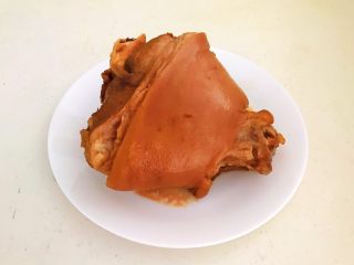 17、红烧肘子,肘子已经骨酥肉烂，把肘子用漏勺小心的捞出来，放到盘子里
