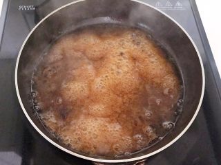 19、红烧肘子,加入水淀粉，烧开即可，红烧汁做好了