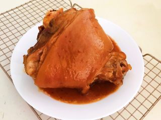 20、红烧肘子,把红烧汁均匀的浇到肘子上