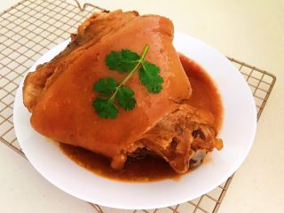 21、红烧肘子,在肘子上面放一片香菜点缀一下，红烧肘子可以吃了。红烧肘子骨酥肉烂，肥而不腻，实在是太香了太香了太香了~