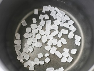 5、柠檬膏,电饭煲底层先放一层冰糖。