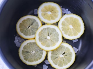 6、柠檬膏,然后放一层柠檬片。