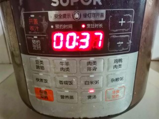 9、柠檬膏,开启煲汤模式煮40分钟。