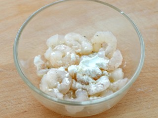 2、虾仁洋葱炒蛋,虾仁用牙签挑出虾线，洗净沥干水分放入碗中，调入玉米淀粉和料酒