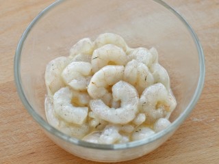 3、虾仁洋葱炒蛋,抓拌均匀腌制十分钟