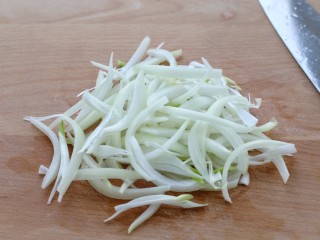 4、虾仁洋葱炒蛋,洋葱洗净切丝
