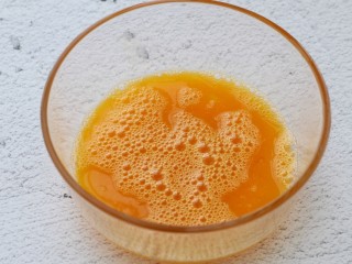 5、虾仁洋葱炒蛋,鸡蛋磕入碗中加适量盐搅打均匀备用