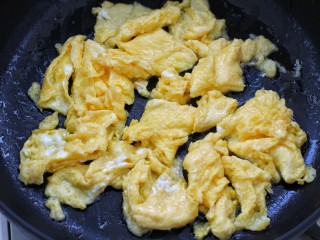 6、虾仁洋葱炒蛋,锅中放适量食用油烧热，倒入蛋液炒熟后盛出