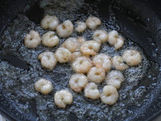 7、虾仁洋葱炒蛋,另起油锅放入虾仁炒至变色状态