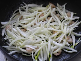 8、虾仁洋葱炒蛋,接着放入洋葱翻炒一分钟左右