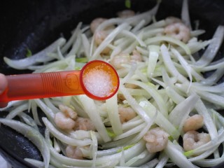 9、虾仁洋葱炒蛋,按照个人口味调入盐翻炒均匀