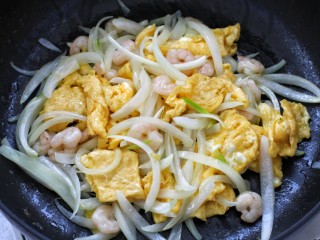 10、虾仁洋葱炒蛋,再将炒好的鸡蛋倒入锅中混合炒匀