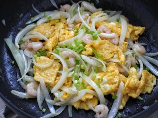 11、虾仁洋葱炒蛋,最后撒入葱花，盛出即可