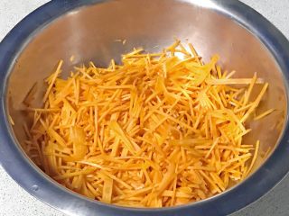 1、做饼+黑胡椒胡萝卜煎饼,胡萝卜洗净,叉成丝。