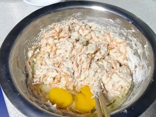 7、做饼+黑胡椒胡萝卜煎饼,这个时候磕入两粒鸡蛋,搅拌,在加入半碗水继续搅拌。