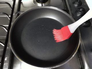 11、做饼+黑胡椒胡萝卜煎饼,小火,锅底抹油。(我用一个小的平底锅,比较好控制饼的大小和薄厚,一勺面粉就是固定的大小和薄厚,没有也没关系,目测,不影响美味。)