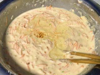 8、做饼+黑胡椒胡萝卜煎饼,加入30克植物油。