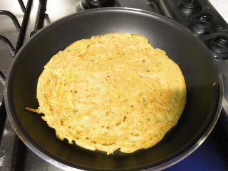 16、做饼+黑胡椒胡萝卜煎饼,煎到金黄,翻面,再次金黄出锅。