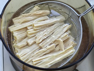 6、葱油腐竹,将腐竹放入开水中，烫约一分钟捞出过凉水