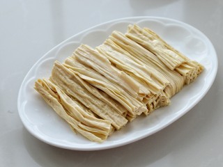 7、葱油腐竹,挤干水分摆放盘中