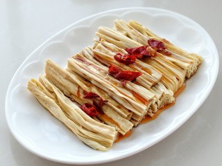 9、葱油腐竹,最上面放辣椒段