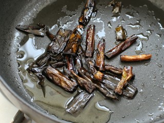 10、葱油腐竹,锅中倒适量食用油，放入葱段小火炒至焦黄色捞出丢弃