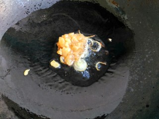 5、黎麦饭团,起锅放油，炒香葱花，把鸡胸肉放入翻炒