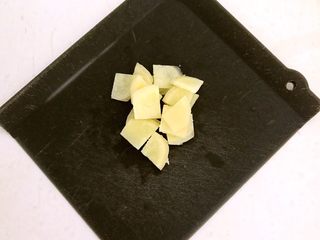 5、麻辣藕丁,把鲜姜切成小片