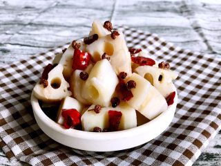 13、麻辣藕丁,麻辣藕丁出锅了，鲜香适口，麻辣脆爽！