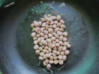 5、青椒鸡丁,花生米冷油下锅炒啦，开小火不停的翻炒。花生米在炒的过程中有啦啪怕啦的声音，如果这种声音彻底没有了，花生米颜色偏深，香味出来了，那就立即关火。