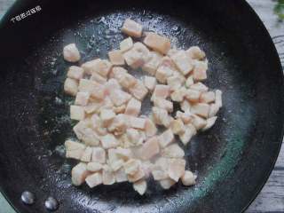 6、青椒鸡丁,炒锅烧热，放入适量油，然后转小火，放入鸡丁翻炒至变色