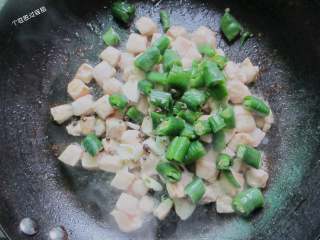 8、青椒鸡丁,加入青椒圈快速翻炒