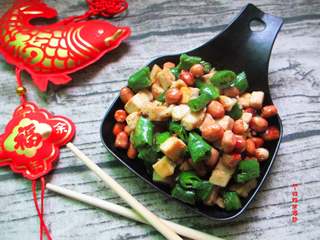 10、青椒鸡丁,鲜嫩的鸡肉与香脆的花生在口感上完美融合，一道不想错过的家常菜