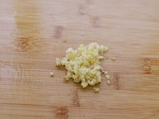 3、金针酸汤肥牛,生姜切末。