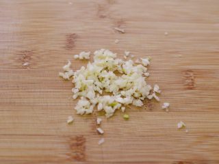 4、金针酸汤肥牛,大蒜切末。