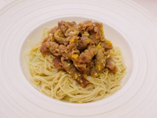 14、金针酸汤肥牛,用筷子把肥牛夹出来摆盘。