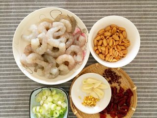 1、宫保虾仁,准备主料:虾仁350g,熟花生米70g(为了节省时间我直接买的酒鬼花生米,当然你也可以自己在家做熟花生米),大葱1棵洗净切小段备用,蒜瓣2瓣切片,姜末适量,干辣椒10个剪成段,花椒3g。