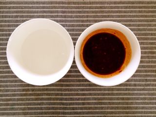 3、宫保虾仁,取一个碗放入1勺红油豆瓣酱、1勺生抽、1勺醋、1勺番茄酱、1勺料酒、1茶匙白糖搅拌均匀成调味汁备用。另取一碗放入1勺淀粉调成水淀粉备用。