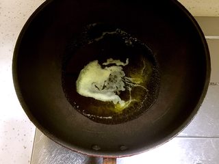 4、宫保虾仁,锅中放入菜籽油约20ml,待油八成热。