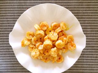 6、宫保虾仁,将炒好的虾仁盛出备用。