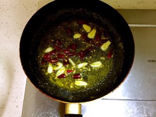 7、宫保虾仁,倒出锅中多余的油,留一部分就好。待油热就可以放入干辣椒段、花椒、蒜片、姜末炒出香味。