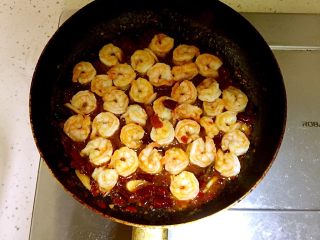 9、宫保虾仁,调味汁烧开后,倒入之前的虾仁翻炒均匀。