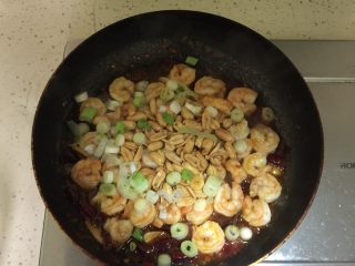 10、宫保虾仁,翻炒均匀后放入熟花生米和大葱段翻炒均匀。