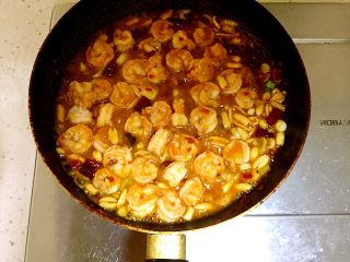 11、宫保虾仁,再倒入之前准备好的水淀粉勾芡,大火收汁,待汤汁炒至浓稠时关火起锅。