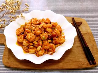 12、宫保虾仁,炒好的虾仁装盘即可。酸甜可口,色香味俱佳。