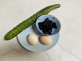1、黄瓜木耳炒鸡蛋,准备好食材