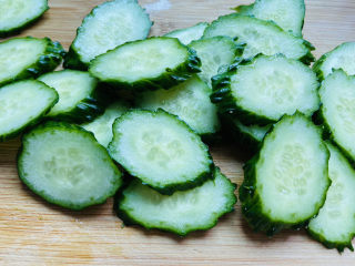 2、黄瓜木耳炒鸡蛋,黄瓜清洗干净切片